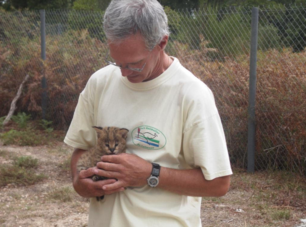 Philippe de Parédès et un bébé serval, né à Labenne